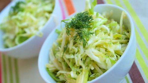 Диетический салат из капусты и сельдерея