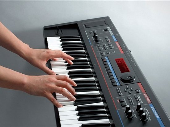 Как научиться играть на синтезаторе дома: 10 полезных советов