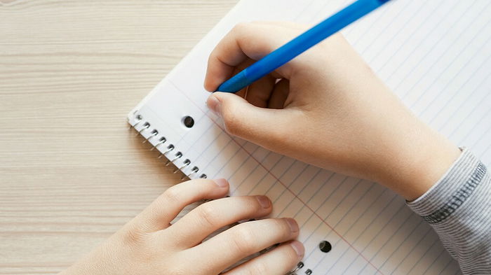 Как быстро научить ребенка правильно держать ручку: полезный лайфхак