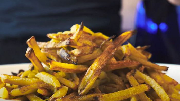 Жарим картофель фри без тонны масла: хрустящий, полезный, экономный