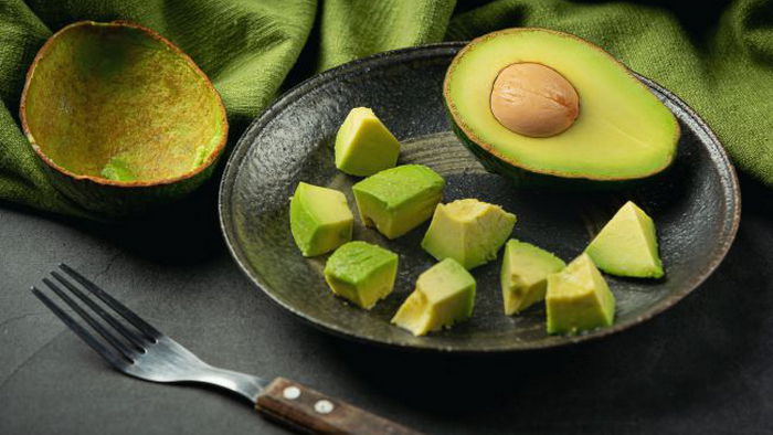 Как быстро разрезать авокадо на четвертинки?