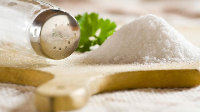 Зачем добавлять соль в стиральную машинку: совет для свежести вещей