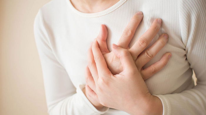 Два признака инфаркта у женщин, которые появляются за месяц: как оказать первую помощь