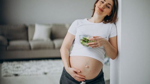 Нужно ли «есть за двоих» во время беременности: врач развеяла распространенный миф