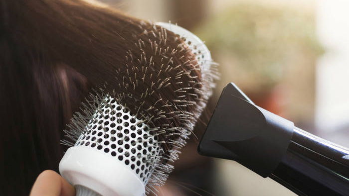 Как полезнее сушить волосы: с помощью фена или естественным путем