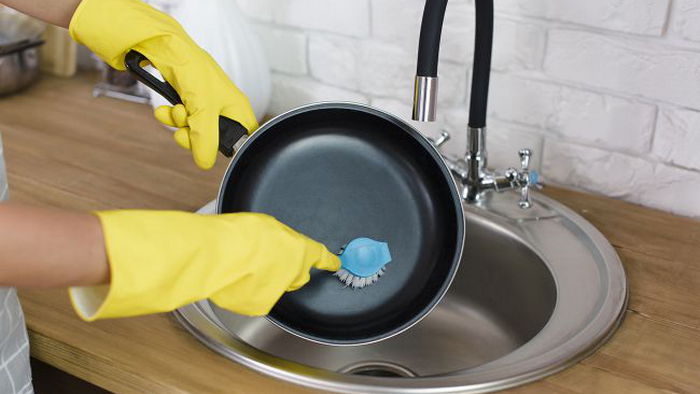 Как сделать самое простое и эффективное средство для чистки сковороды: будет как новая
