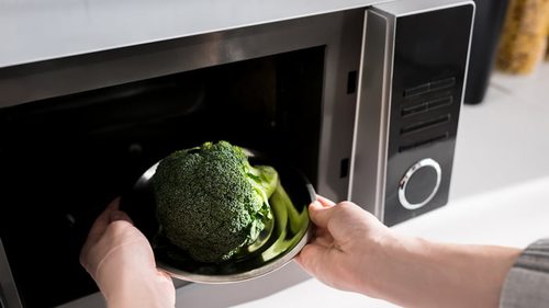 Надежная помощница на вашей кухне — микроволновая печь