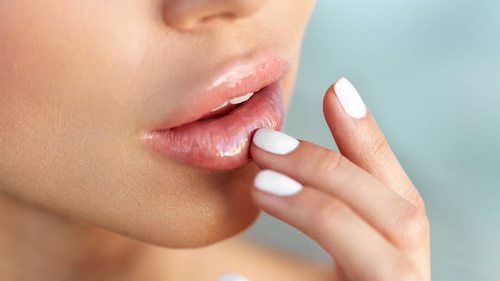 Как предотвратить сухость и трещины на губах в холодное время года: 3 шага
