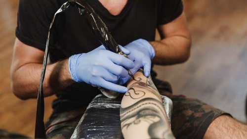 Врач рассказала, где запрещено делать татуировки и можно ли их полностью вывести