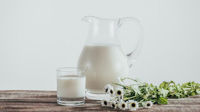 Как хранить молоко в холодильнике и определить его свежесть: полезные советы