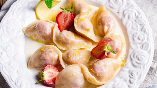 Вареники с клубникой: вкусные рецепты ягодного лакомства