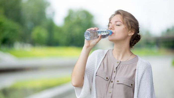 Почему нельзя пить минеральную воду каждый день и к каким проблемам это приводит