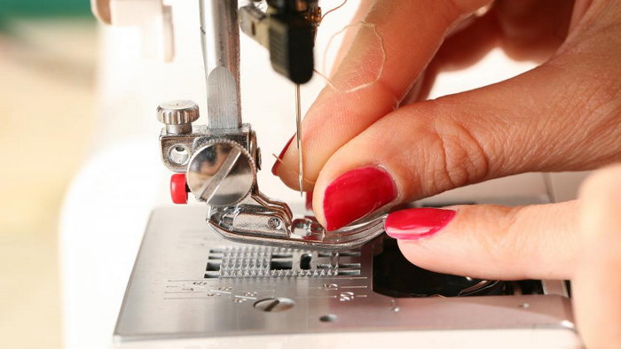Как правильно вставить нитку в швейную машинку: нюансы заправки