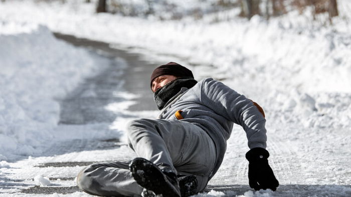 Что делать при падении на лед: советы, которые помогут избежать серьезных травм