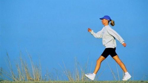 Наука объясняет 5 преимуществ, которые получает ваше тело, когда вы ходите каждый день