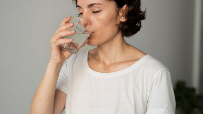 Такая привычка пить воду ускоряет старение: заявление ученых