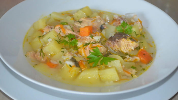Лёгкий суп из консервированной горбуши (рецепт)