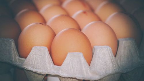 Вот зачем натирать яйца маслом перед тем, как положить в холодильник