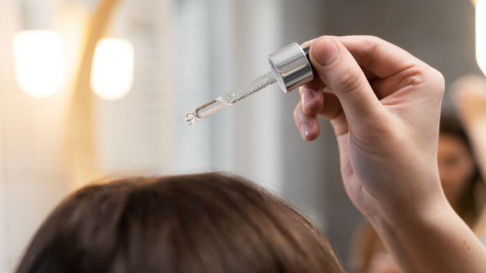 Улучшает состояние кожи головы: эксперт рассказала всю правду о популярной процедуре для волос