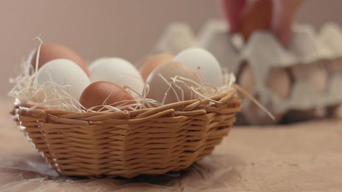Зачем опытные кулинары трясут яйца перед варкой. Трюк, решающий важную проблему