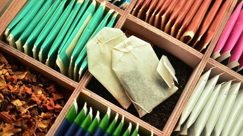 Не выбрасывайте чайные пакетики: 9 вариантов, где их можно использовать еще раз