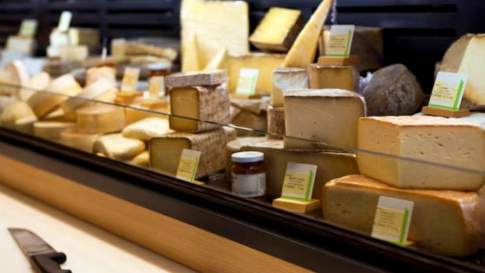 Как отличить натуральный сыр от подделки прямо в супермаркете?