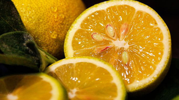 Вот что произойдет с организмом, если часто есть лимоны с кожурой