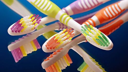 Зачем в зубных щетках разноцветные щетинки