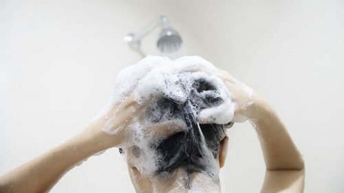 Вы теряете свои волосы: трихологи рассказали, как нельзя мыть голову