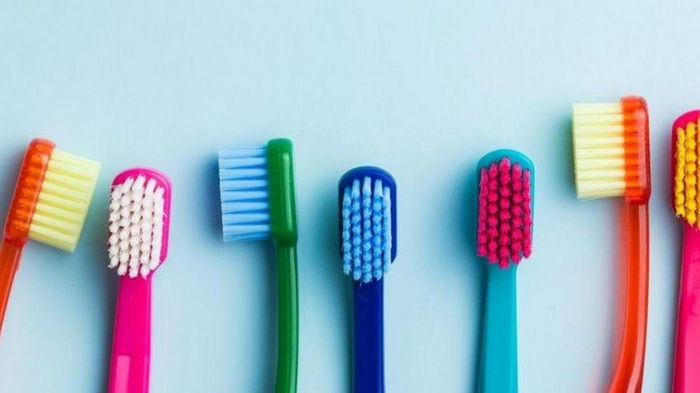 Отмыть швы на плитке и покрасить волосы: как использовать старую зубную щетку