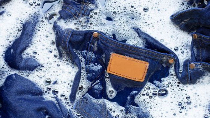 Не будут терять цвет: вот что нужно сделать с джинсами перед стиркой