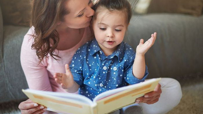 Готовят ко взрослой жизни: почему нужно читать детям больше сказок