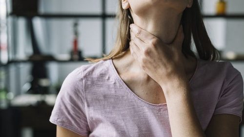 Никаких полосканий и леденцов: врач назвала лучшее лекарство от боли в горле