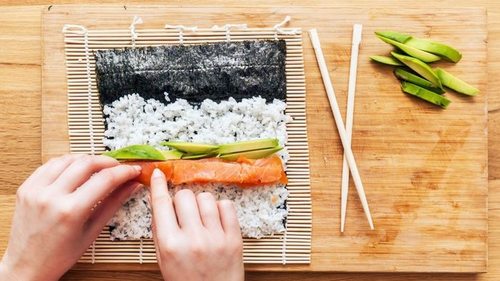 Как правильно заворачивать суши?