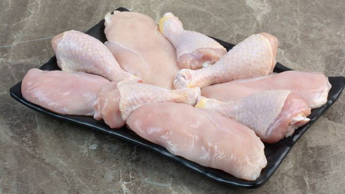 Как долго сырая курица может храниться в холодильнике и как проверить ее свежесть