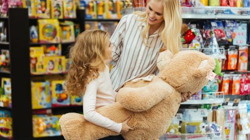 Без слез и крика: как правильно отказать ребенку в новой игрушке в магазине