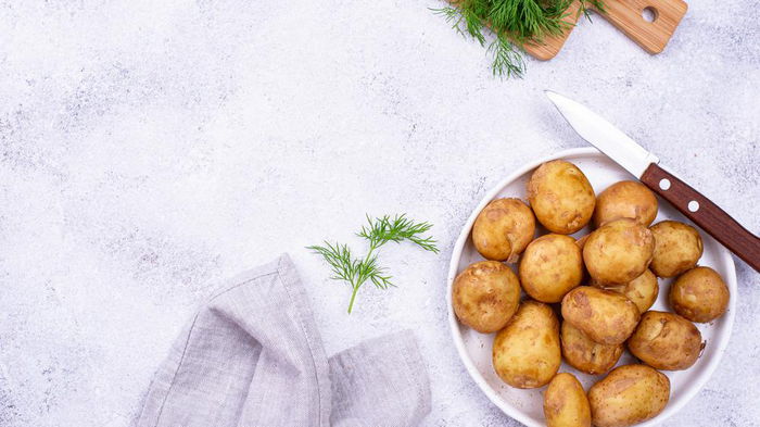 Как почистить молодую картошку: 5 очень быстрых способов