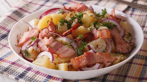 Рецепт немецкого картофельного салата с маринованным луком и беконом