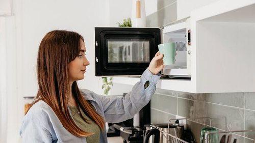 Безопасно ли использовать микроволновку для нагревания пищи?