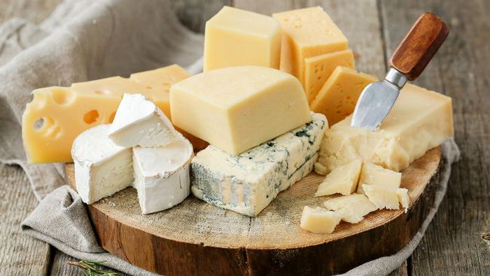 Назван самый вредный сыр, который не стоит покупать никогда