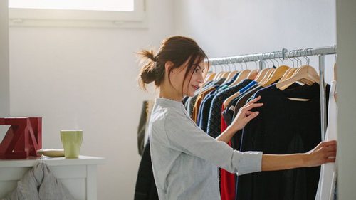 Как подобрать одежду, чтобы скрыть недостатки фигуры: названы 5 правил