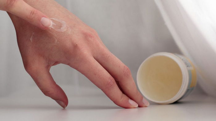 Для очищения кожи и смягчения пяток: 7 способов использовать вазелин