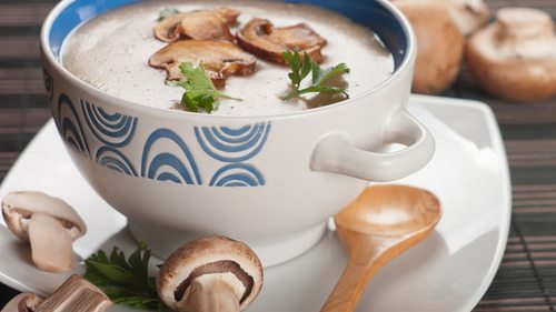 Как сварить суп из белых грибов с перловкой?