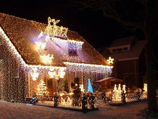 Украшение фасада дома на новогодние праздники и Рождество