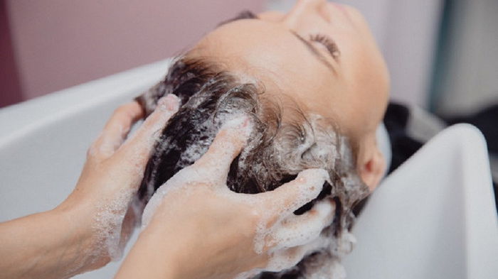Только 10% женщин знают это: как мыть голову, чтобы волосы блестели