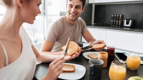 Повышают холестерин и провоцируют воспаление: 5 продуктов, которые нельзя есть на завтрак