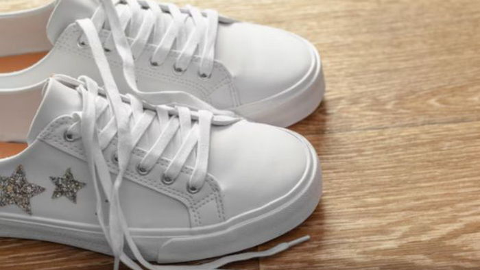Как вернуть кроссовкам их белый цвет: эффективные советы