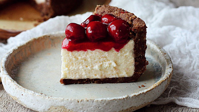 Вишневый чизкейк без выпечки: молочный десерт с ягодной кислинкой