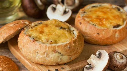 Жюльен с мясом и грибами в булочке: рецепт сытного обеда без особых хлопот