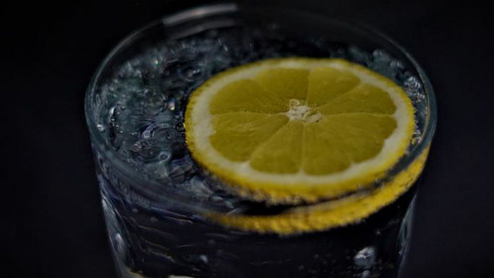 Врач назвала неожиданные «последствия» ежедневного стакана воды с лимоном